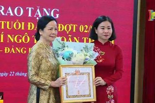 Quận Đống Đa trao tặng huy hiệu Đảng đợt 2/9