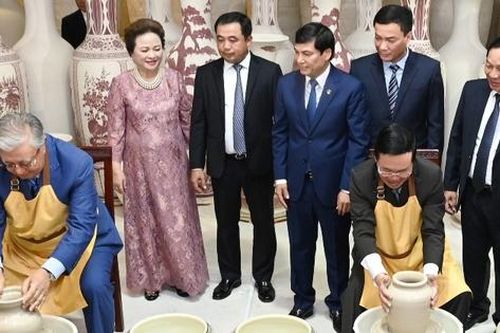 Chủ tịch nước Võ Văn Thưởng cùng Tổng thống Kazakhstan trải nghiệm làm gốm Chu Đậu
