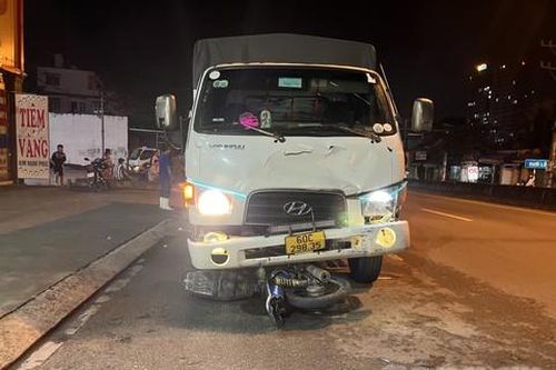 Xe máy bị xe tải kéo lê gần 30m, một thanh niên tử vong