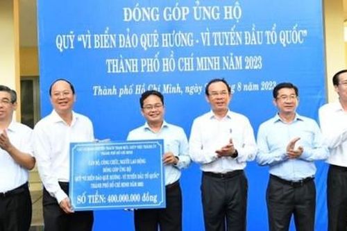 Trao 400 triệu đồng ủng hộ Quỹ 'Vì biển đảo quê hương - Vì tuyến đầu Tổ quốc'