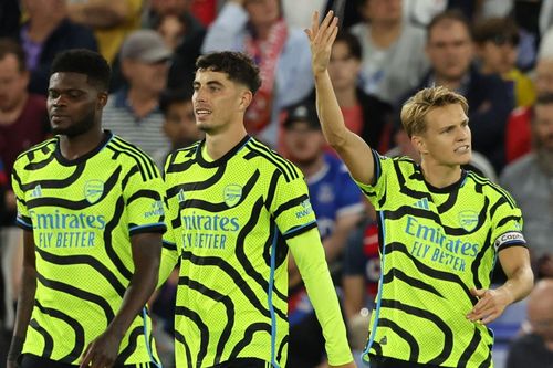 Chơi thiếu người, Arsenal vẫn đánh bại Crystal Palace