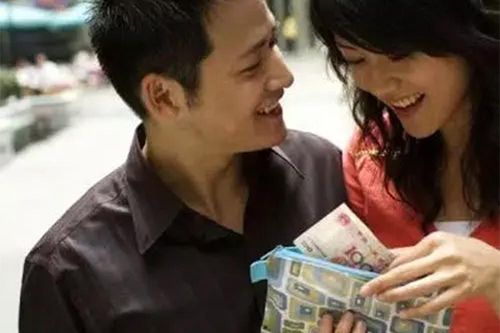 Bạn trai không góp tiền mua nhà nhưng vẫn đòi đứng tên sổ đỏ nhà tôi