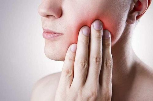 Chủ quan điều trị đau răng ở nhà, người đàn ông suýt chết vì ổ áp xe đầy máu mủ