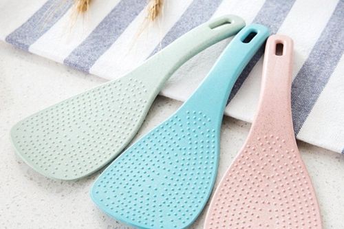 Công dụng của chiếc lỗ trên muôi xới cơm
