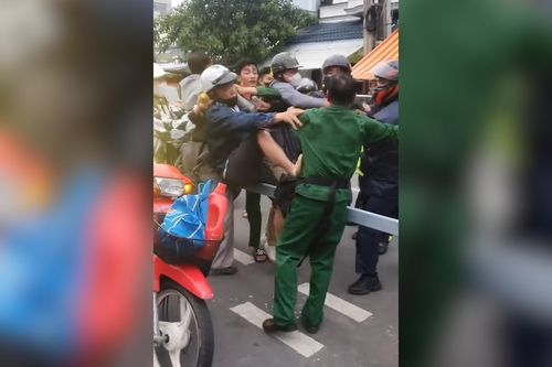 Bị nhắc nhở xếp hàng lên phà, nhóm đi mô tô lao vào đánh người