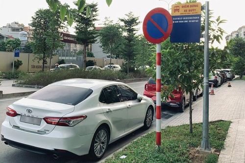 Điểm dừng, chờ xe buýt hay... nơi đỗ xe, bán hàng?