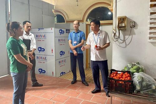 Kiểm soát chặt thực phẩm tại bếp ăn khu công nghiệp