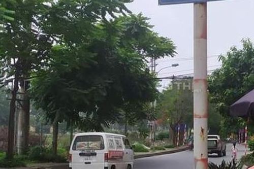 Cột điện gây cản trở giao thông