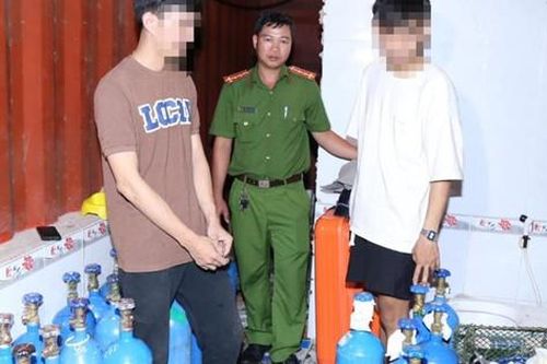 Phát hiện vụ mua bán hơn 100 bình khí cười