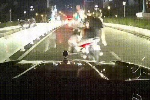 Chết cười với pha suýt chui gầm ô tô của tài xế lái xe máy khi vừa tham gia giao thông, vừa nghe điện thoại