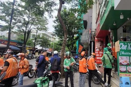 Quán chè nổ đơn liên tục, shipper đắt hàng nhờ món chè 'thoát ế' trong ngày Thất Tịch.