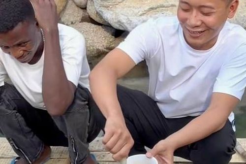 Quang Linh Vlog mời bạn châu Phi ăn món đặc sản 'vừa ăn vừa sợ'