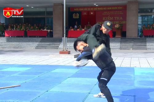Xem tình huống: Cảnh sát cơ động khống chế tội phạm manh động