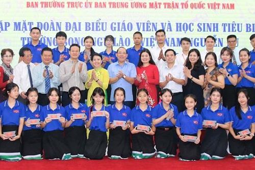 Mỗi học sinh là hạt nhân kết nối tình hữu nghị hai nước Việt Nam - Lào
