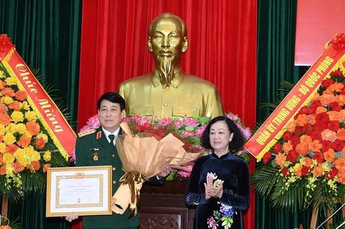 Trao Huy hiệu 45 năm tuổi Đảng tặng đồng chí Đại tướng Lương Cường