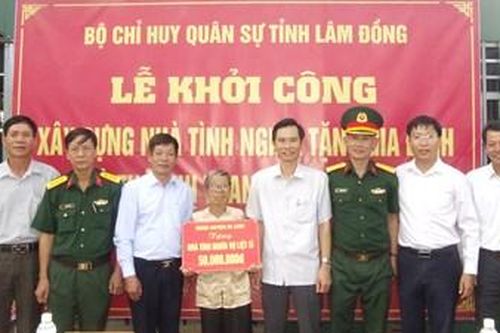 Gắn bó, gần gũi với nhân dân
