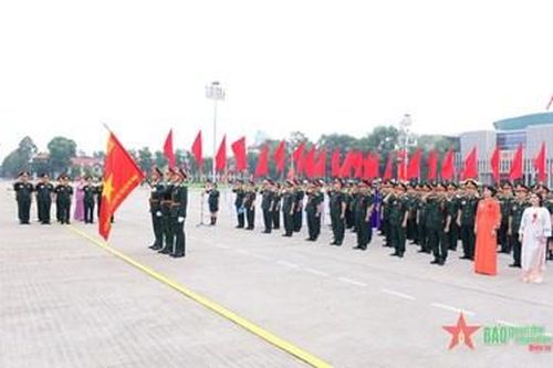 Đoàn đại biểu dự Đại hội đại biểu Công đoàn Bộ tư lệnh Bảo vệ Lăng Chủ tịch Hồ Chí Minh lần thứ VI báo công dâng Bác