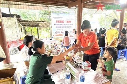 Bộ đội Biên phòng tỉnh Điện Biên khám bệnh, cấp thuốc miễn phí cho người dân biên giới