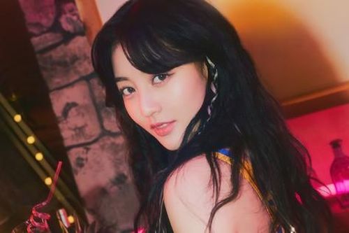 Jihyo của TWICE úp mở về việc ra mắt với một nhóm nhạc khác