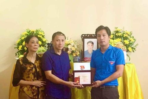 Truy tặng huy hiệu Tuổi trẻ dũng cảm cho thanh niên xả thân cứu người