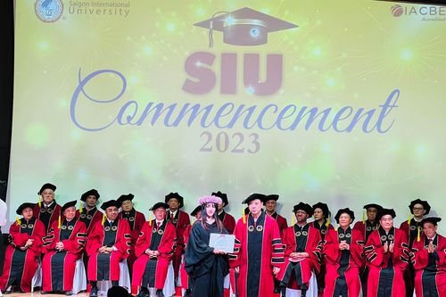 Nữ sinh Trường ĐH Tư thục Quốc tế Sài Gòn là thủ khoa kép