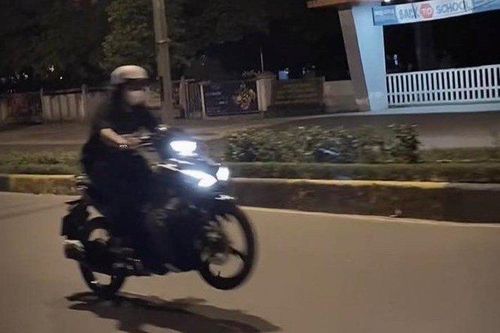 Xử phạt cô gái 'bốc đầu' xe mô tô trên phố ở Quảng Trị
