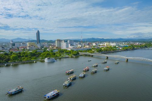 Xem đoàn thuyền rồng rước Thánh Mẫu trên sông Hương