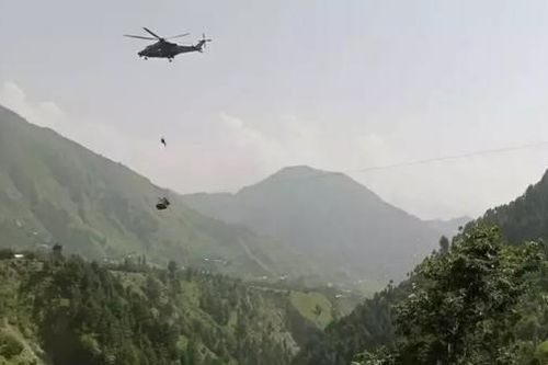 Pakistan: Giải cứu thành công nhóm học sinh mắc kẹt trên cáp treo ở độ cao 270m