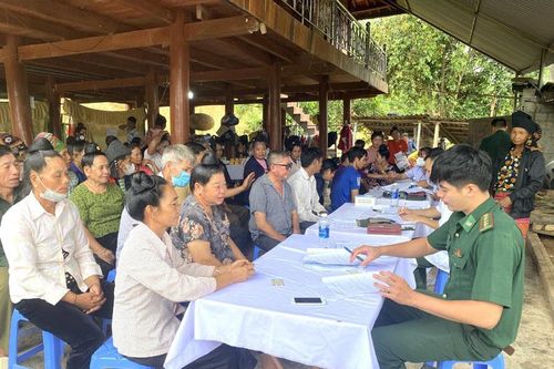 Khám bệnh, cấp thuốc miễn phí cho nhân dân biên giới