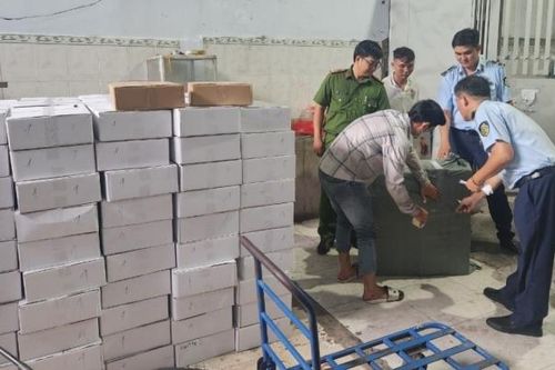 Bình Dương: Phát hiện 6 tấn thực phẩm bánh kẹo, hạt dẻ, khô gà,... nhập lậu
