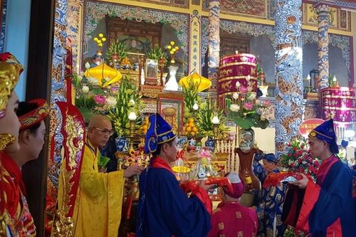 Hàng ngàn người dự Lễ hội điện Huệ Nam ở Huế