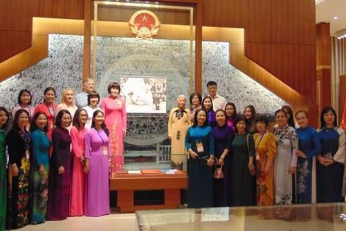 Đoàn đại biểu phụ nữ Việt Nam tại châu Âu tham quan Nhà Quốc hội Việt Nam