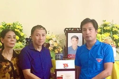 Truy tặng huy hiệu Tuổi trẻ dũng cảm cho đoàn viên hy sinh cứu người đuối nước