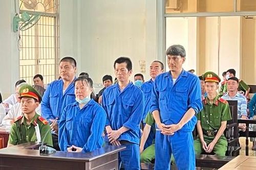 Cựu cán bộ hải quan hầu tòa vì buôn lậu hàng trăm tấn đường cát