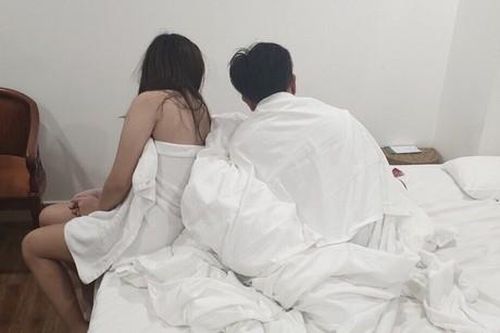 Thấy người phụ nữ có chồng đi 'vụng trộm', gã đàn ông tìm cách tống tiền