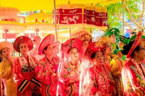 Hàng vạn người dự lễ hội điện Huệ Nam tại Huế
