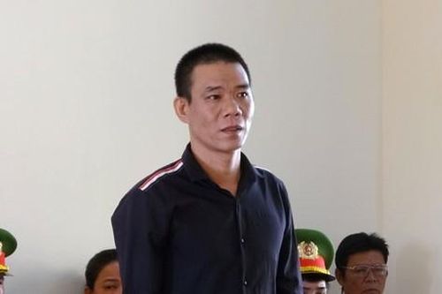 Gọi cửa không ai ra mở, vác dao chém vợ hờ và con riêng