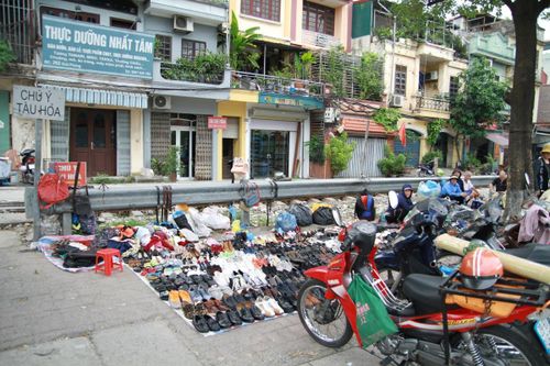 Hà Nội: Sinh hoạt cạnh tử thần
