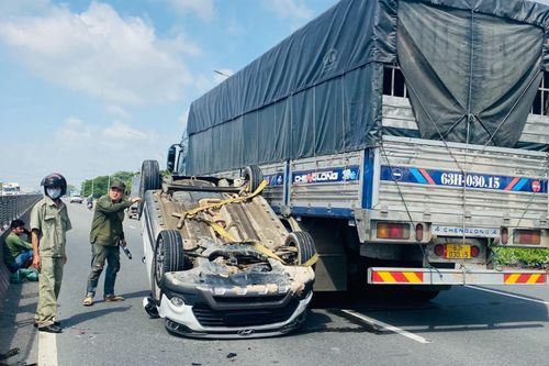 Ô tô 4 chỗ lật ngửa sau va chạm với xe tải trên quốc lộ