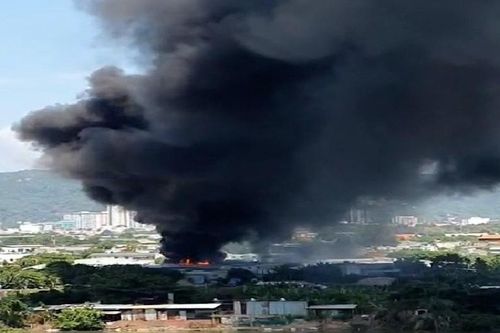 Cháy kho phế liệu ở Vũng Tàu, khói đen bốc cao nghi ngút