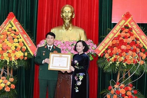Đại tướng Lương Cường nhận huy hiệu 45 năm tuổi Đảng