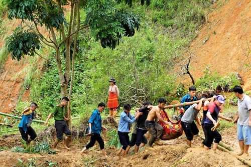 Cứu thành công nam thanh niên bị lũ cuốn trôi