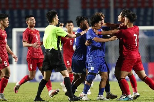 Học trò xô xát với cầu thủ Philippines, huấn luyện viên Hoàng Anh Tuấn không hài lòng