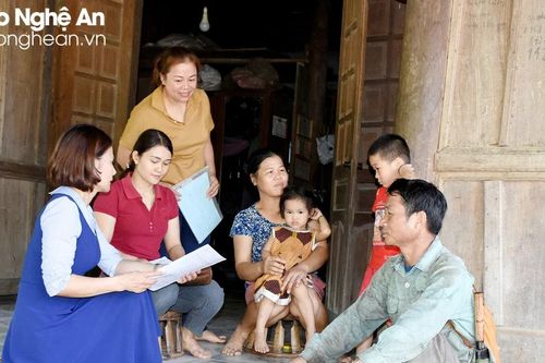 Giáo viên khu tái định cư ở Nghệ An đến tận nhà tuyển sinh cho năm học mới