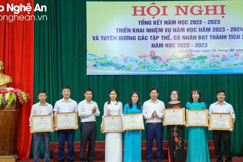Quế Phong tuyên dương các tập thể, cá nhân đạt thành tích xuất sắc trong năm học 2022 - 2023