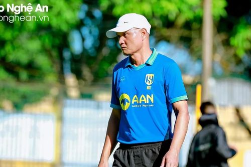 Huấn luyện viên Ngô Quang Trường có hành động 'rắn' nhắc nhở học trò trên sân