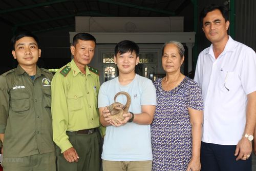 Bình Phước: Một học sinh bắt được tê tê và bàn giao cho Hạt Kiểm lâm