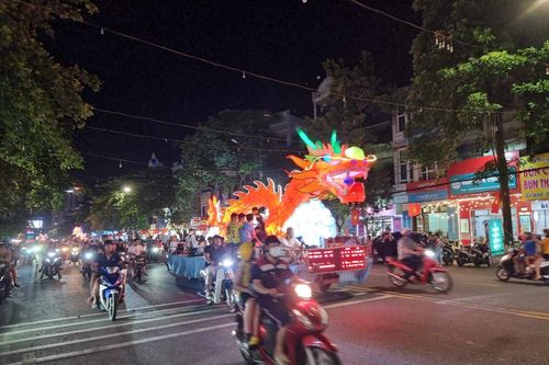 Nhộn nhịp chuẩn bị mô hình đèn trung thu lớn nhất tại Lễ hội thành Tuyên