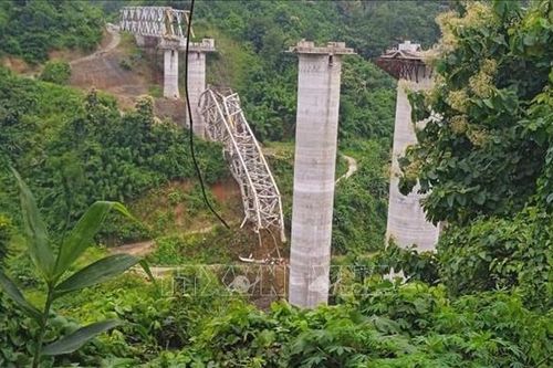 Sập cầu đang xây ở Ấn Độ, ít nhất 17 người thiệt mạng