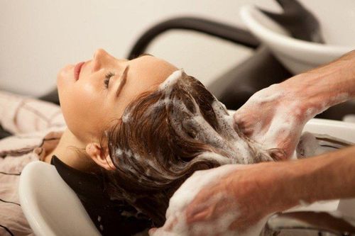 Quán lẩu 'gây sốt' vì cung cấp dịch vụ gội đầu miễn phí cho thực khách